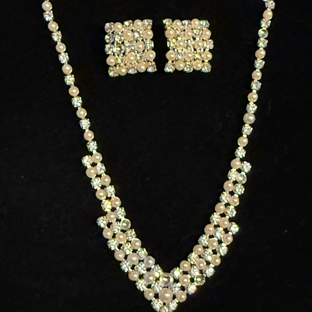 Vintage Elegant silver toned and Cream faux pearl matching Necklace&Earring Set